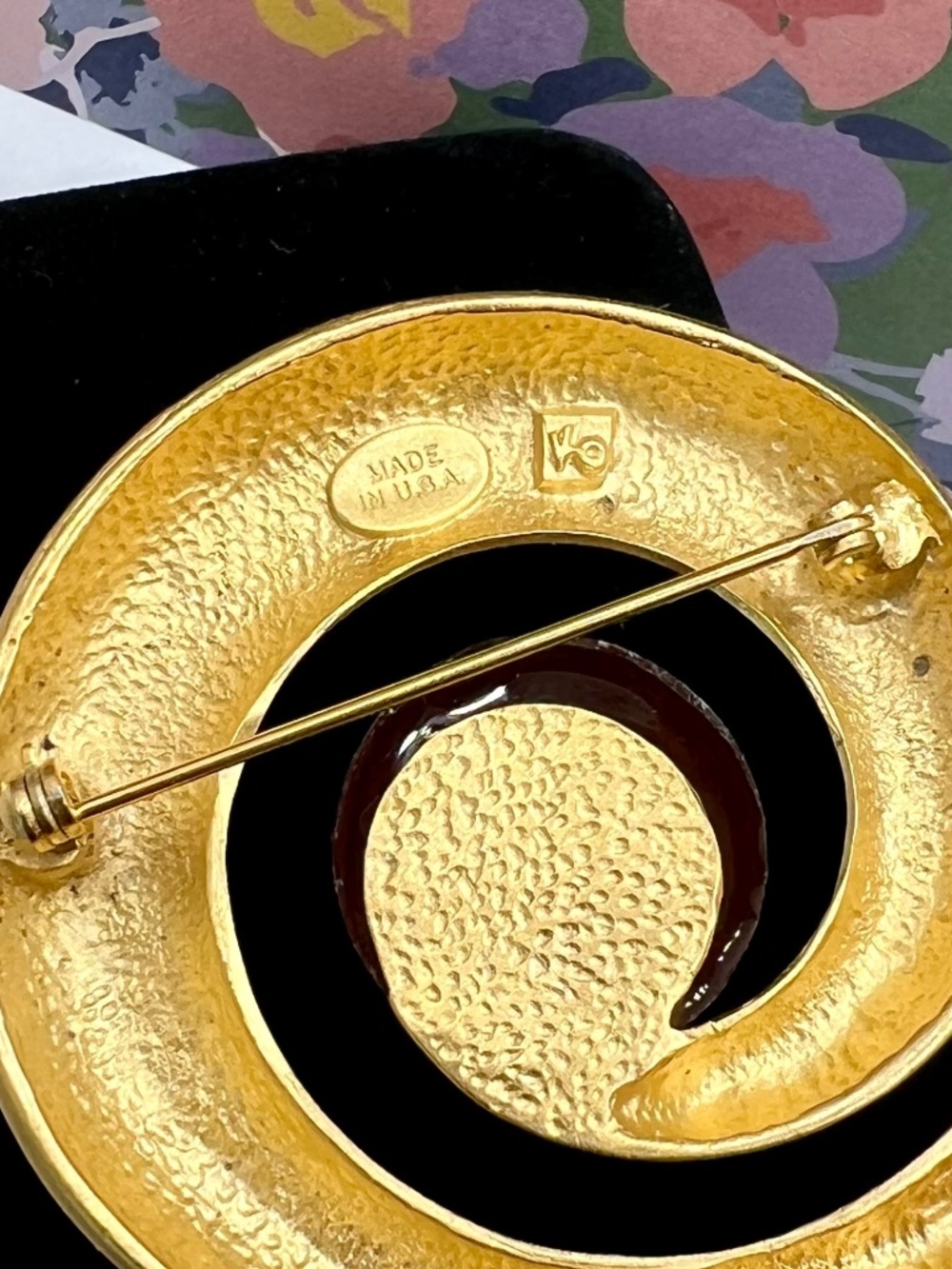 Les Bernard Matte Gold Swirl Brooch Cabochon Center - Picture 5 of 5